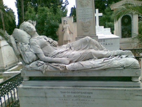 Το 1878 η Σοφία Αφεντάκη, πέθανε σε ηλικία μόλις 18 ετών από φυματίωση. Ο πατέρας της Γεώργιος Αφεντάκης κάλεσε τον γνωστό γλύπτη Γιαννούλη Χαλεπά να φτιάξει ένα άγαλμα που θα σκέπαζε το μνήμα της στο Α’ Νεκροταφείο. Έτσι δημιουργήθηκε η περίφημη Κοιμωμένη του Χαλεπά, ένα άγαλμα που στάθηκε αφορμή να περάσει στην αιωνιότητα η μνήμη της Σοφίας Αφεντάκη, που έμεινε πλέον γνωστή ως η Κοιμωμένη του Χαλεπά.